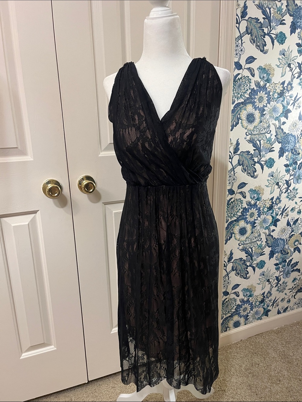 Sleeveless Black Lace Midi Dress with V-Neck